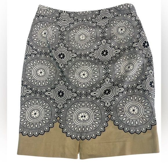 The Limited black white and tan pencil skirt. Lined with a zipper closure. Sz 6 - Picture 2 of 4